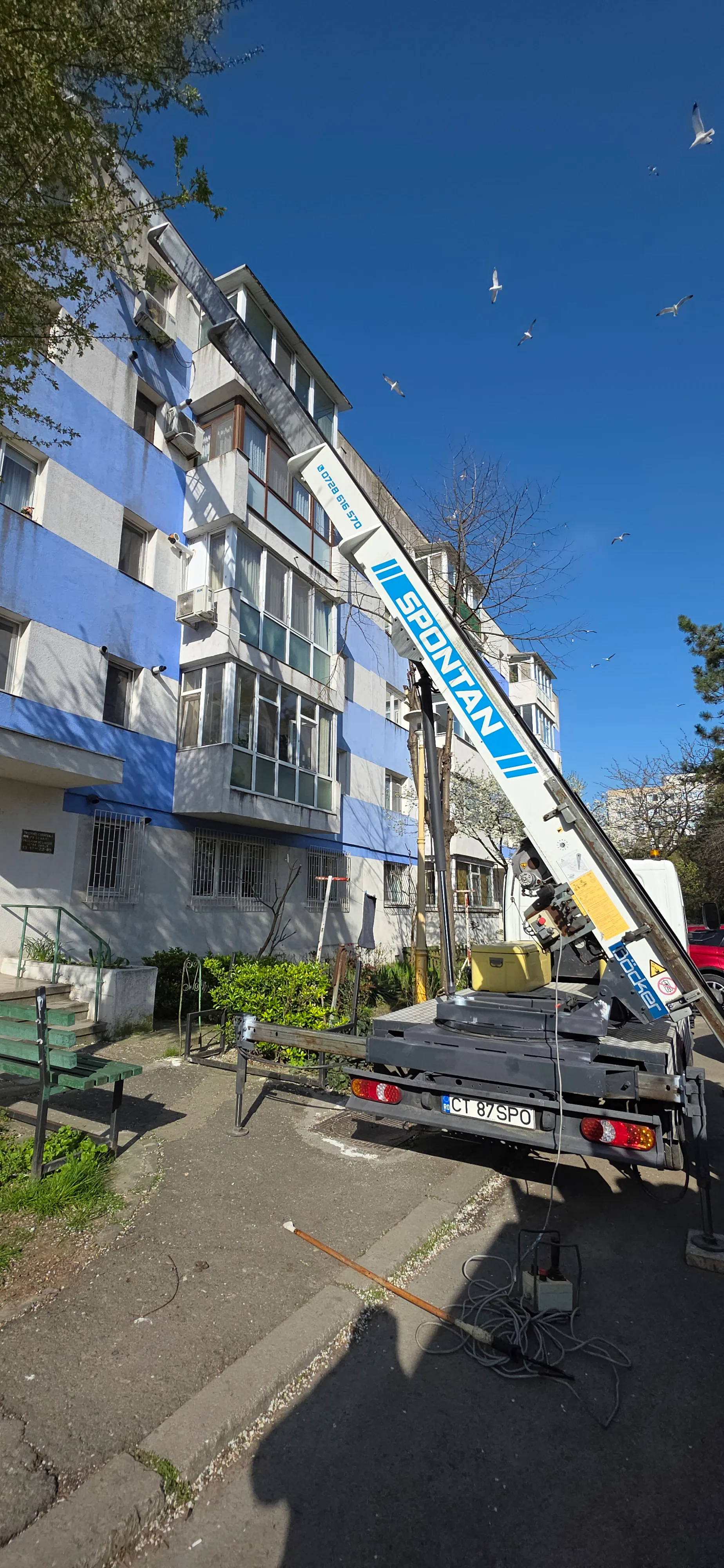Lift exterior utilizat pentru acces la terasa unui bloc.