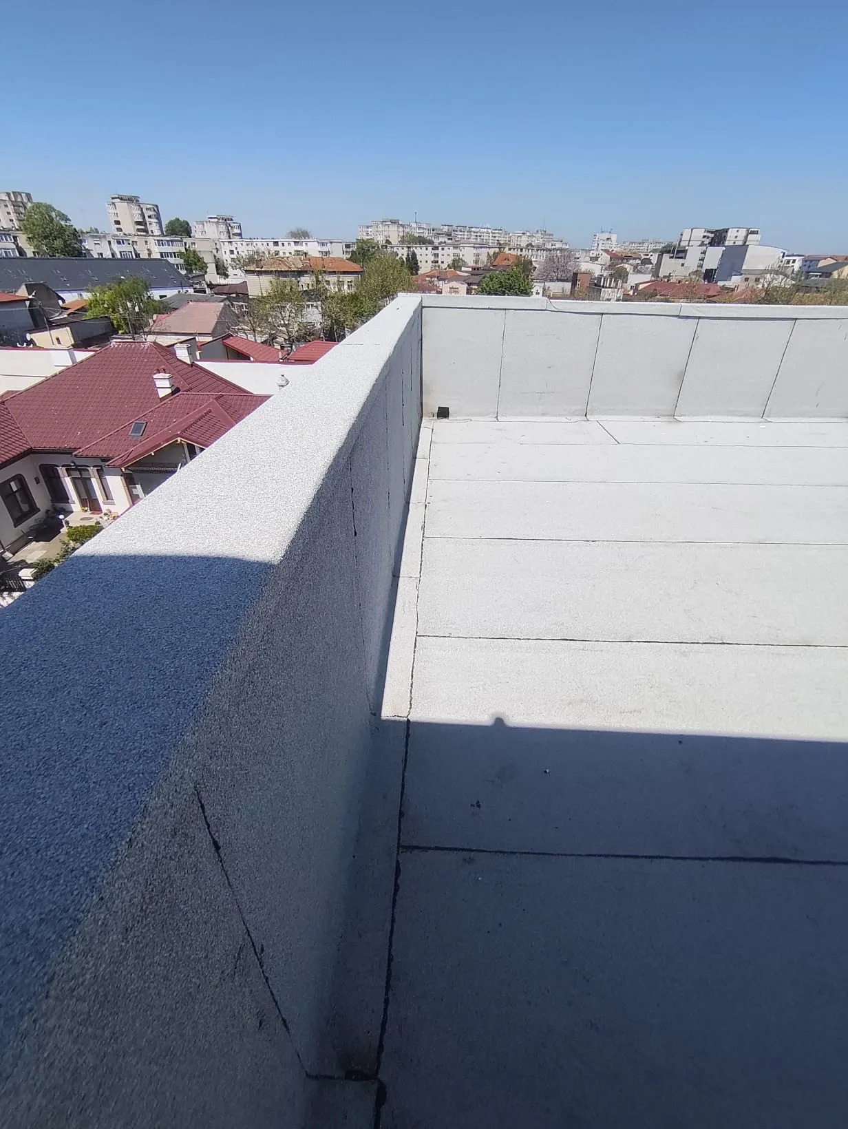 Membrană bituminoasă pe fața interioară și partea superioară a aticului, racordată la hidroizolația terasei.