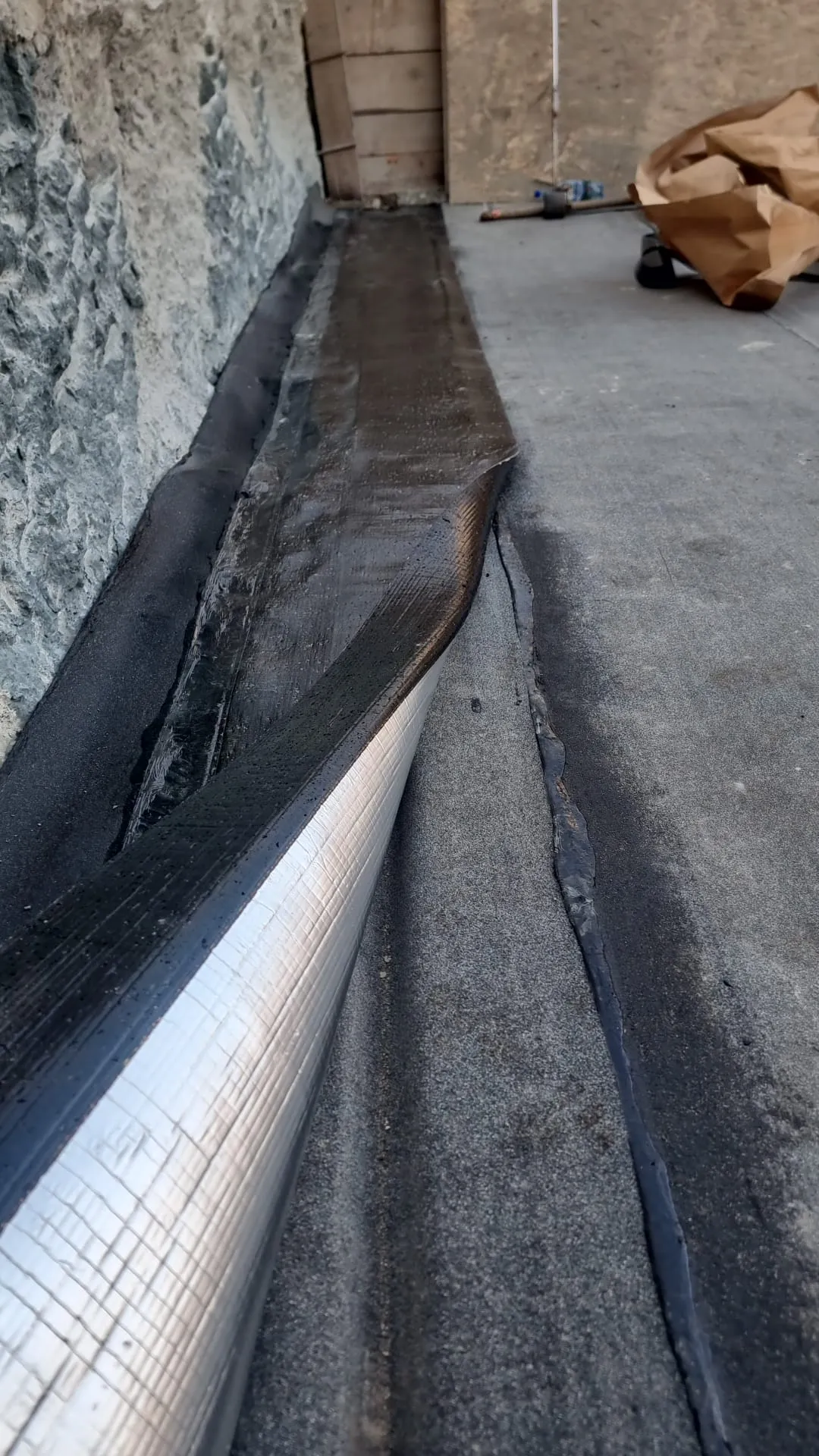 Membrană ridicată în zona rostului de fundație, cu partea de dedesubt vizibilă.