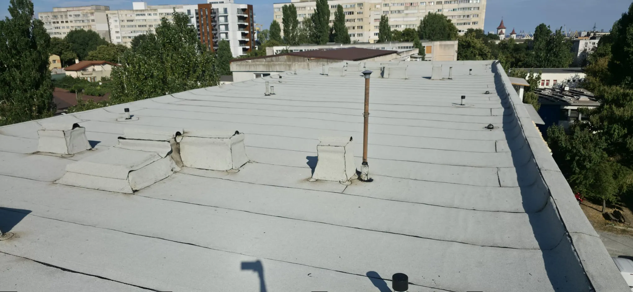Terasă acoperită cu membrană bituminoasă, cu racorduri la atice, coșuri de aerisire și străpungeri.