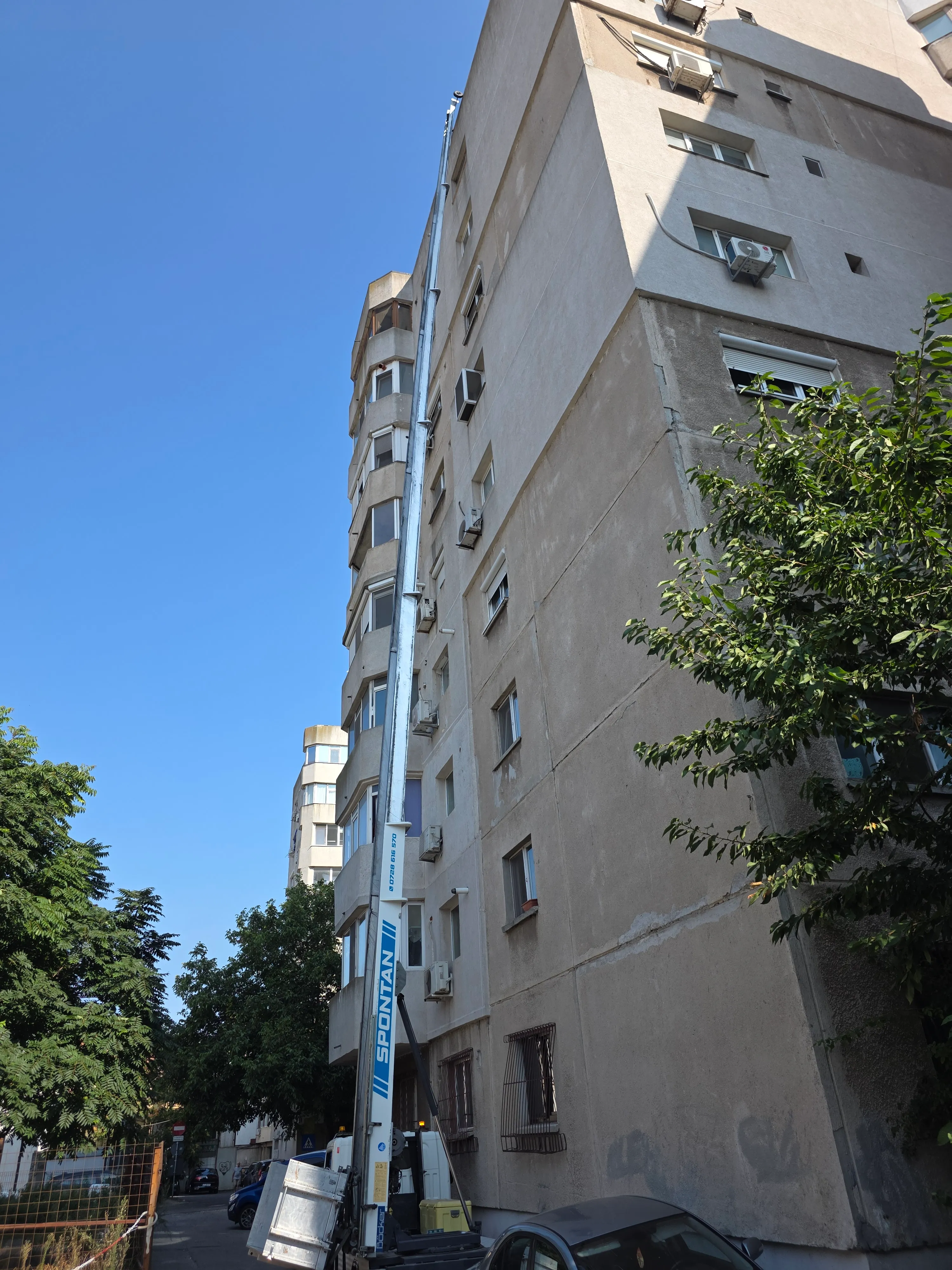 Lift exterior ridicat până la etajul opt al unei clădiri.