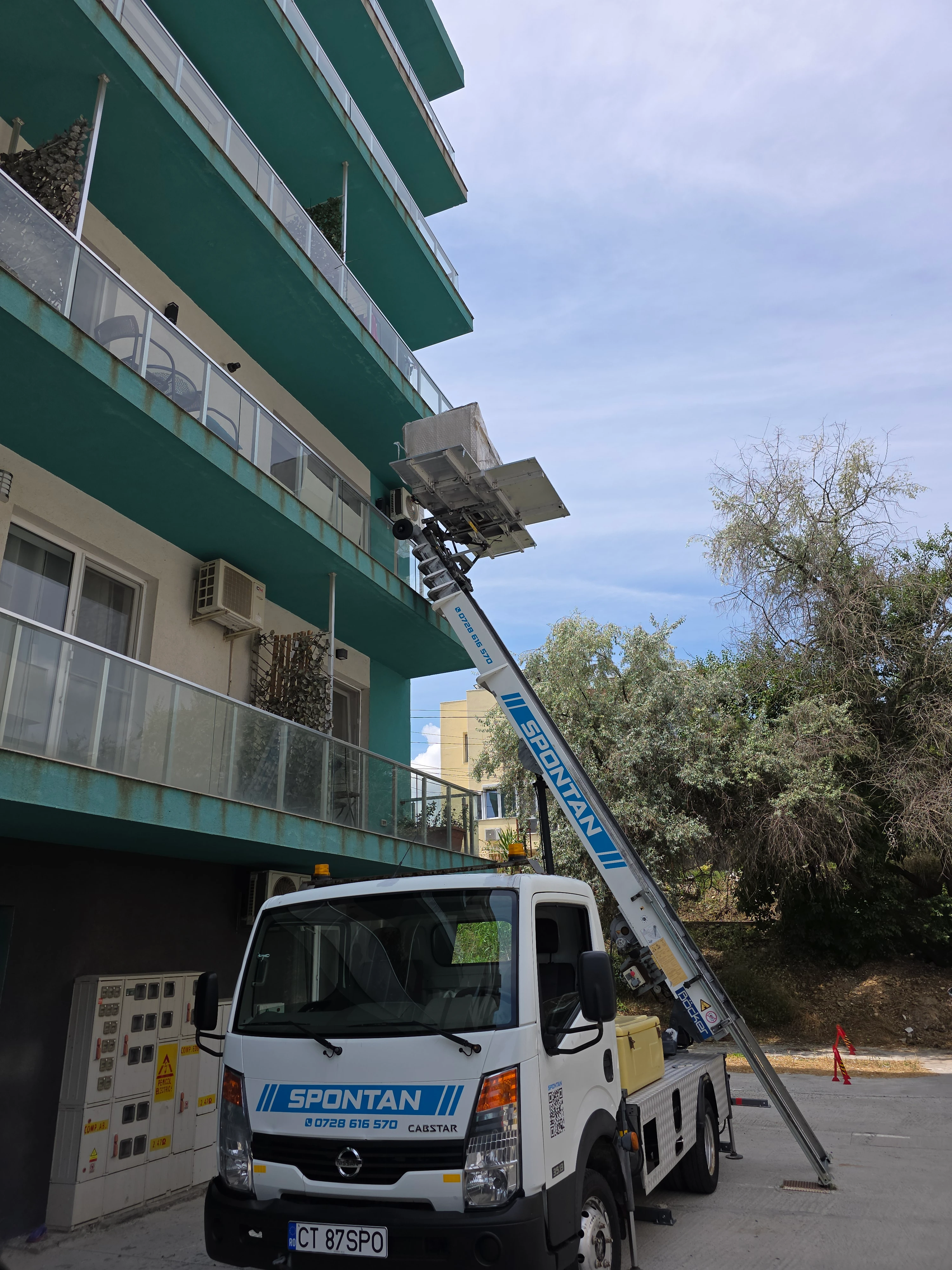 Lift exterior Spontan ridicat până la balconul unui bloc.