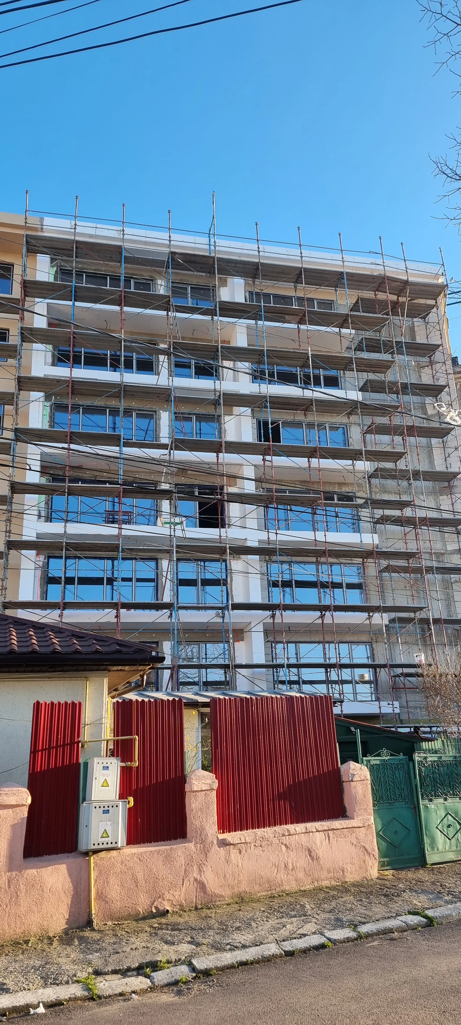 Execuția termosistemului pe fațada unei clădiri cu mai multe niveluri.