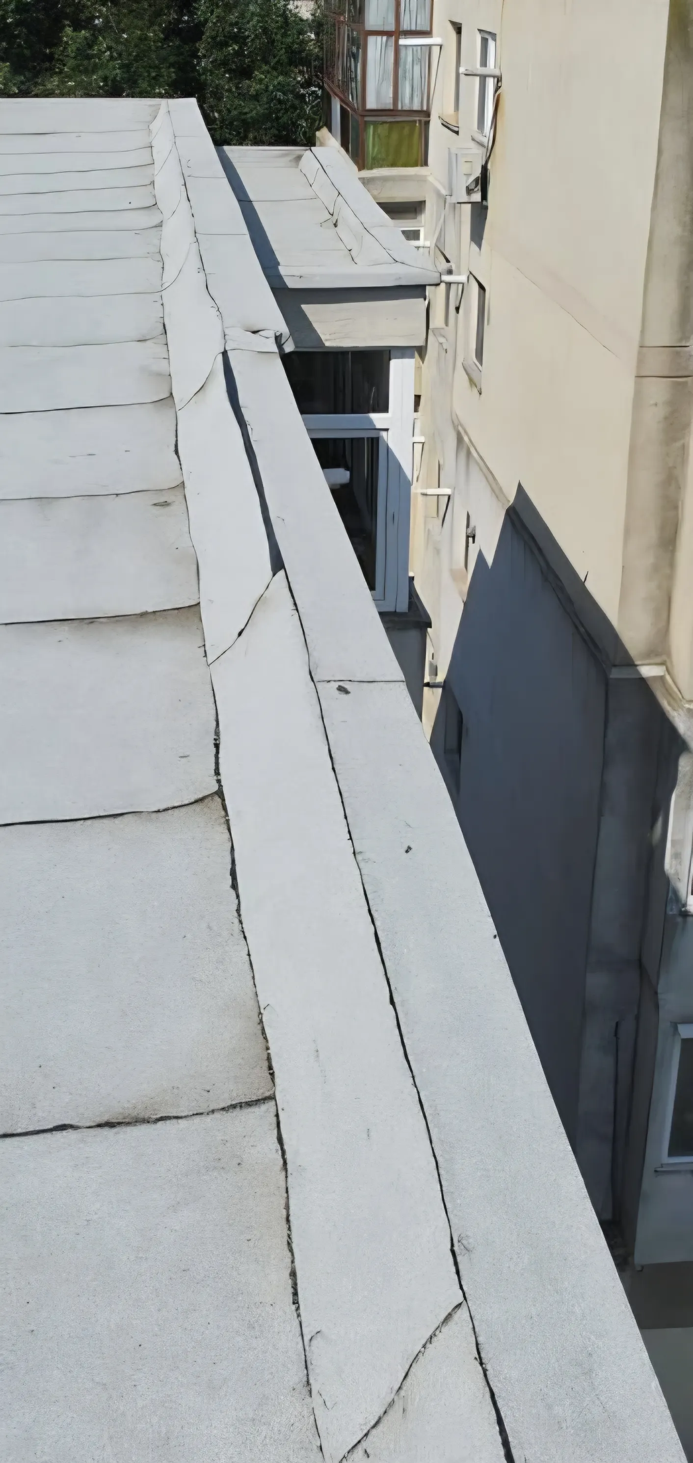 Racordul hidroizolației între suprafața terasei și atic.